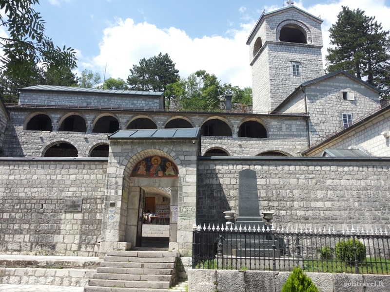 1705 m. įkurtas vienuolynas - šiandien stačiatikių Juodkalnijos metropolijos centras